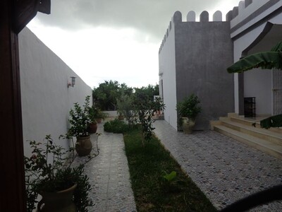 a vendre magnifique villa avec jardin à Hammamet ay