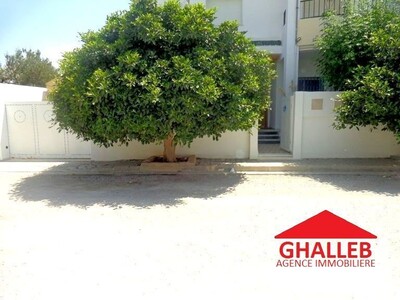un bel appartement avec jardin et garage à Hammamet sud de 265m²