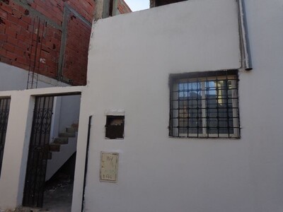 une jolie maison avec garage et un étage inachevé