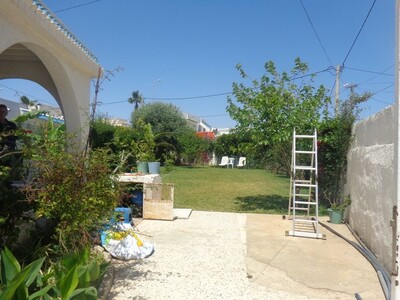 un bungalow avec jardin à 50 mettre de la plage