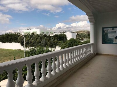 une villa de 420m² sur terrain de 320m² a hammamet nord