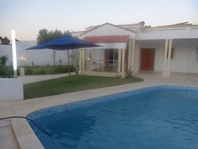 jolie villa avec piscine y