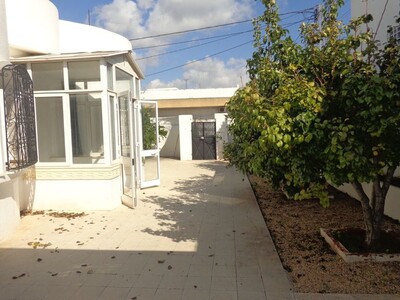 villa avec 5 locaux commerciaux à Bareket essehel y