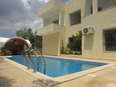 spacieuse villa avec piscine y