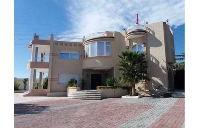 av grande villa avec piscine y