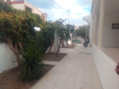 villa plain pieds entourée par un jardin dans un quartier chic