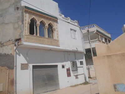 av une maison sur deux niveaux avec garage à HAMMAMET