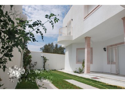une superbe villa semi meublée en plein verdure