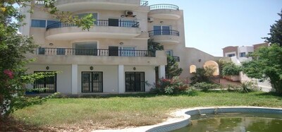 une grande villa avec piscine bâtie sur une colline