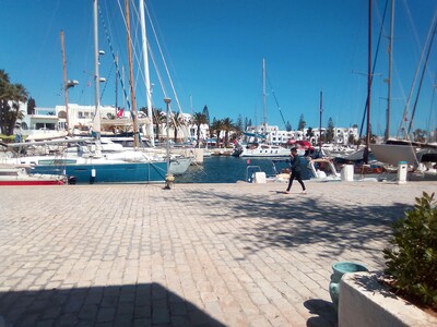 un local commercial ouvrant sur le port