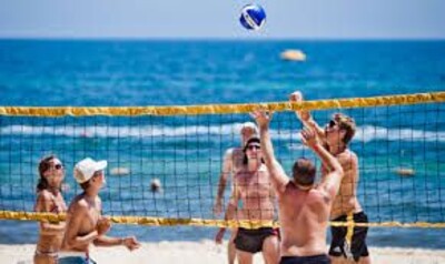 une belle villa meublée entourée par un jardin proche de la mer
