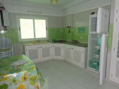 av un bel appartement situé à deux pas de corniche Hammamet