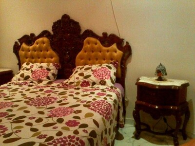 a vendre chambre a coucher bois rouge 1200 dt pour nous contactez: 24983864