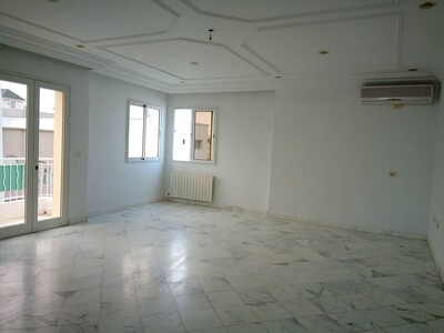 un bel et spacieux étage de villa dans un quartier chic