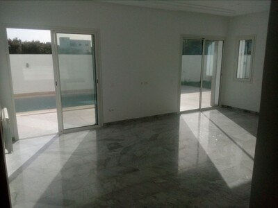 un appartement au RDC avec piscine et jardin