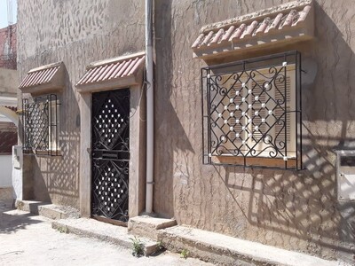 un maison et 3 studios avec un garage proche a baraket sahel