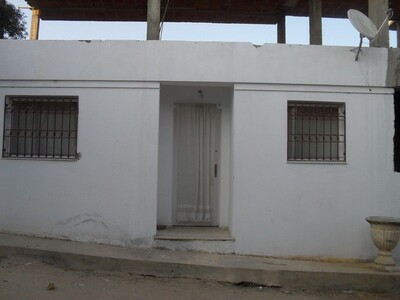 A.V une construction composée d’un studio pour la location au rez-de-chaussée,