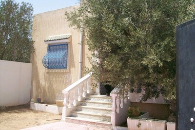 AL maison avec jardin dans la zone du théatre