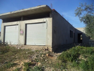 av deux garages et deux studios inachevés