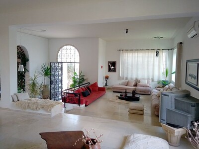 une superbe villa sur trois niveaux dans un quartier residentiel