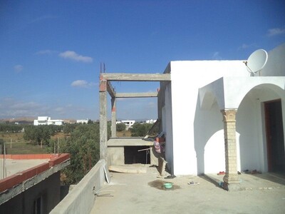 villa RDC avec studio à l'étage au cours de finition