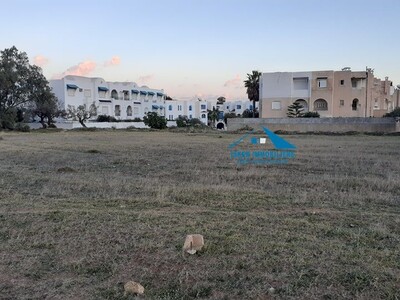 A vendre un lot terrain 1000400dt côté hôtel Nahrawes