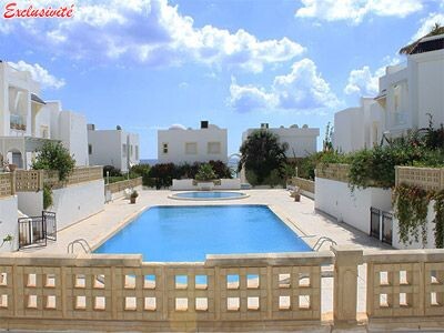 appartement avec piscine et pied dans l'eau