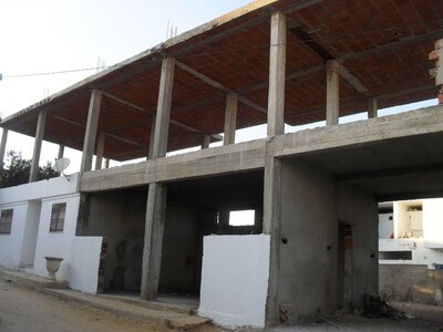 AV une construction composée d’un studio sur un terrain 400 m²