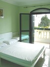 Un petit immeuble avec confortables appartements,