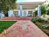 une belle villa avec un studio et un grand jardin