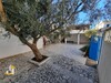 une maison spacieuse avec une grande véranda et un garage