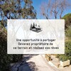 Hectare pied dans l'eau de la plage Rtiba