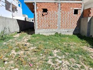 A vendre terrain avec un bâtiment inachevé