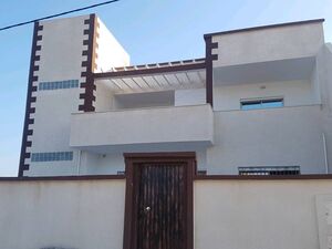 maison se compose par deux étages près de la mer