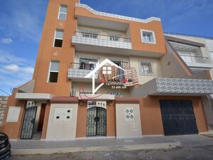 petite immeuble de trois appartements avec garage à vendre