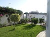 belle villa avec jardin gazonné et et piscine