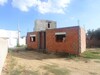 Une maison inachevée bâtie sur un terrain de 750 m
