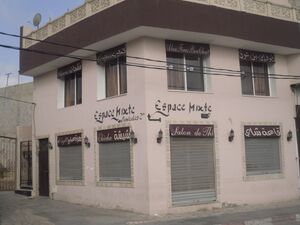 TERRAIN AVEC SALON DE THE MUR PLUS FOND