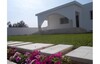 Une villa avec un beau jardin gazonné nn