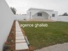 Villa avec un beau jardin gazonnée nn