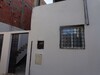 une jolie maison avec garage et un étage inachevé